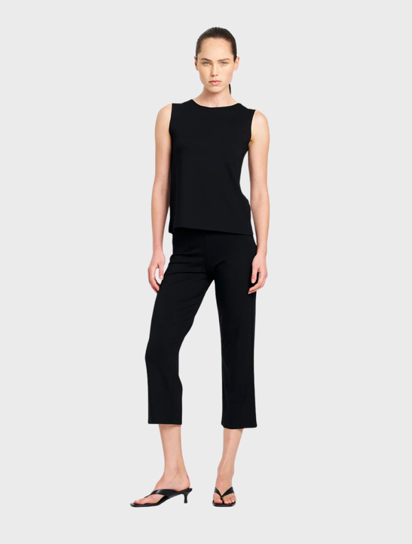 Black 3/4 pants displayed on a white background, featuring a relaxed fit and casual style suitable for various occasions.