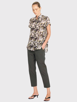 Tapered pants in Bark with elastic waistband, zipper pockets, and a slightly cropped length, made from lightweight cotton blend.