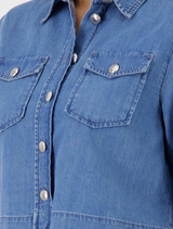 Chic jeans jacket in cotton and Lyocell blend, showcasing ¾ sleeves and convenient flap pockets for added style.