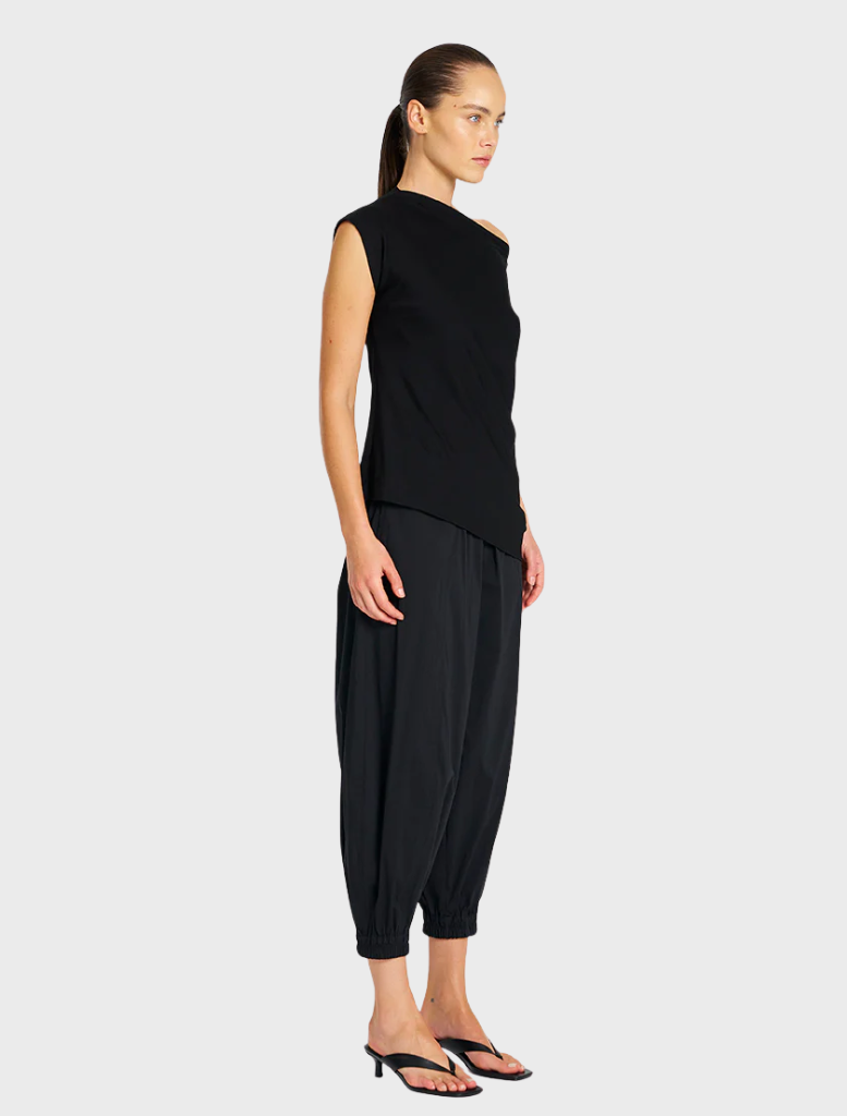 Elegant black Moroccan pants designed for comfort, showcasing a loose fit and versatile style for various occasions.