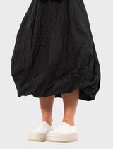 Black poplin dress with a vibrant print, combining comfort and fashion for versatile wear.
