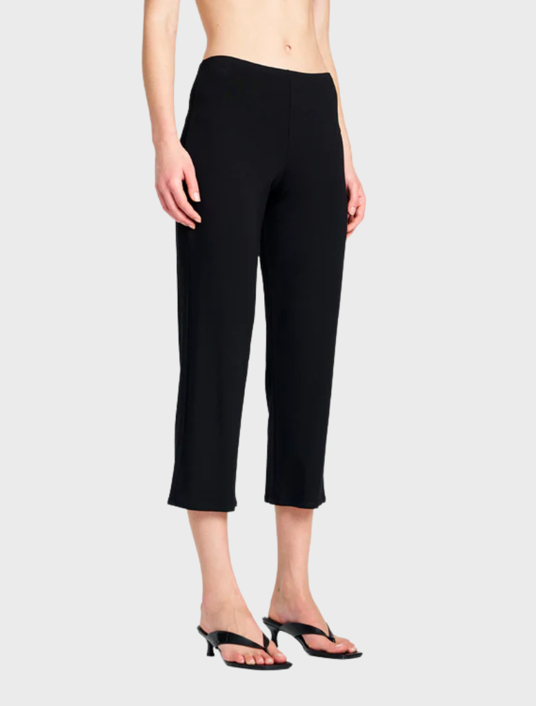 Black 3/4 pants displayed on a white background, featuring a relaxed fit and casual style suitable for various occasions.