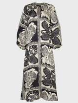 Elegant black vintage dress showcasing a classic silhouette, ideal for special events and sophisticated outings.