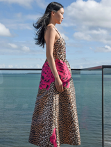 Stylish pleated dress in leopard floral, featuring a structured bodice, removable straps, and practical side pockets for comfort.