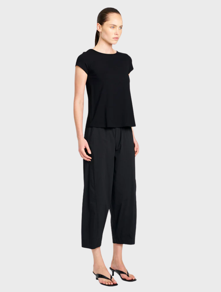 Elegant black Cafe T, designed with a round neck and short sleeves, ideal for a relaxed yet fashionable look.