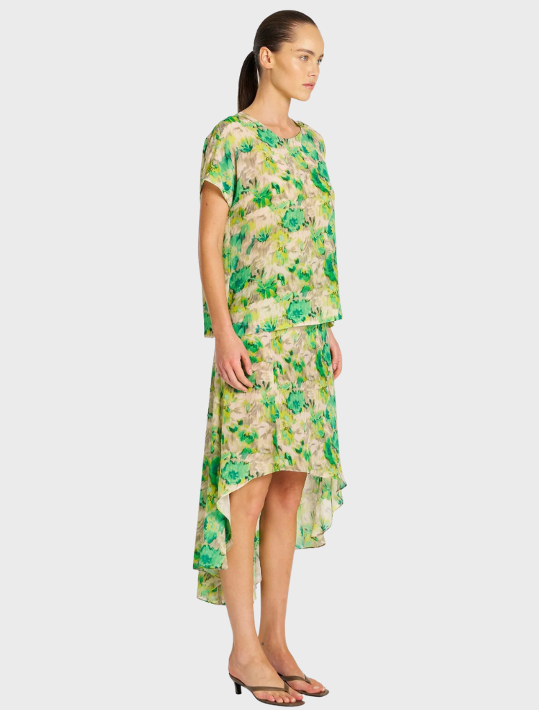 Green floral print dress with a short cut and high-low hem, combining elegance and comfort for any occasion.
