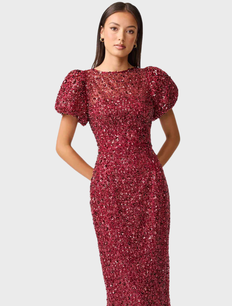 Short-sleeved dress in burgundy, embellished with sequins, providing a glamorous touch for any formal setting.