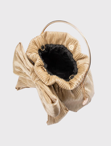 Champagne pleated handbag equipped with a magnetic clasp, a detachable shoulder chain, and hardware in gold tone.