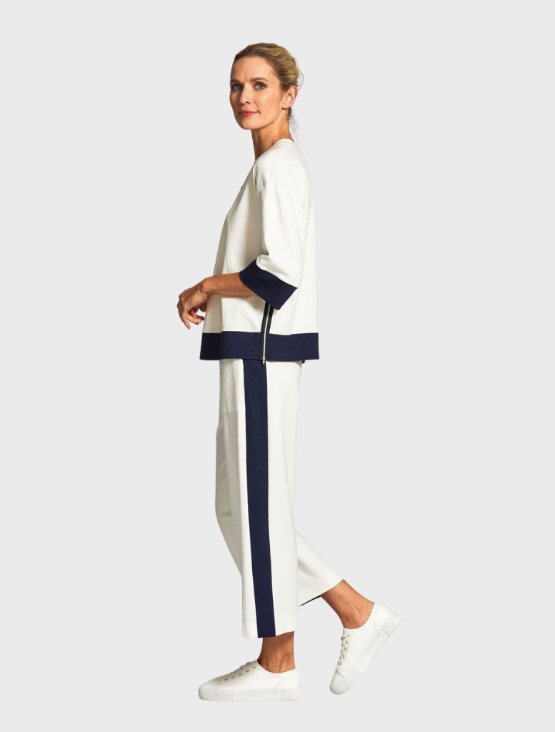  Cropped pants featuring a soft, stretchy fabric, perfect for casual wear and comfort.