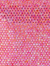 This pink EDITH Iridescent clutch boasts a distinctive color-changing design, featuring gold embellishments and a detachable shoulder chain.