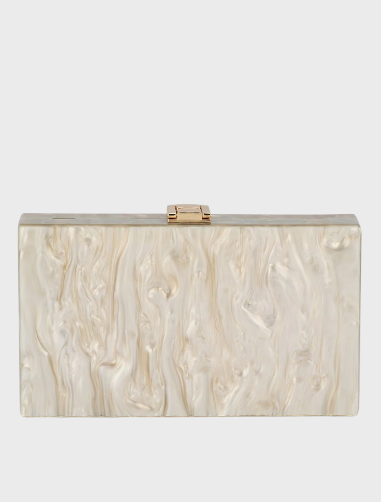 Stylish gold and white handbag equipped with a chain strap, combining elegance and functionality.