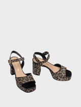 Elegant leather sandal with a broad heel, designed for comfort and stability, perfect for casual outings.