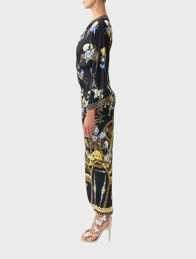 Sophisticated long dress featuring a split front and twist, inspired by Ottoman elegance for a chic look.

