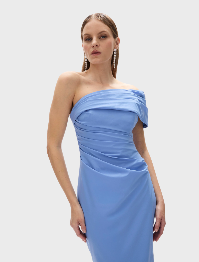 Beautiful blue gown with a classic silhouette, designed for formal wear, highlighting elegant lines and refined craftsmanship.