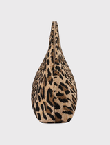 Featuring a leopard pattern, the Geena Straw Clutch Bag is designed in a half-moon shape with a woven fabric, a detachable chain, and a magnetic closure.