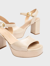 Women's nude block-heeled sandal made of leather by Giardino, combining elegance with a comfortable wide heel.