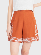 Jacquard shorts in nougat color, designed with an urban botanic pattern, combining comfort and modern style.