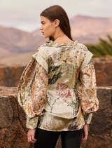 Shimmering multicolor shirt with voluminous sleeves and a structured design, ideal for adding elegance to evening outfits.