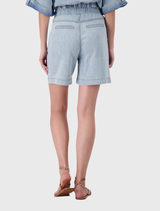 Light denim jean shorts made of 100% lyocell, featuring an elastic waistband and practical side and flap pockets.
