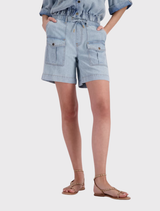 Lightweight cropped jean shorts in light denim, made from 100% lyocell, featuring an elastic waistband and multiple pockets.