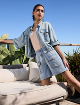 Light denim jean shorts made of 100% lyocell, featuring an elastic waistband and practical side and flap pockets.