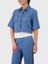 Trendy jeans jacket featuring a cotton and Lyocell fabric blend, ¾ sleeves, and practical flap pockets for a modern touch.