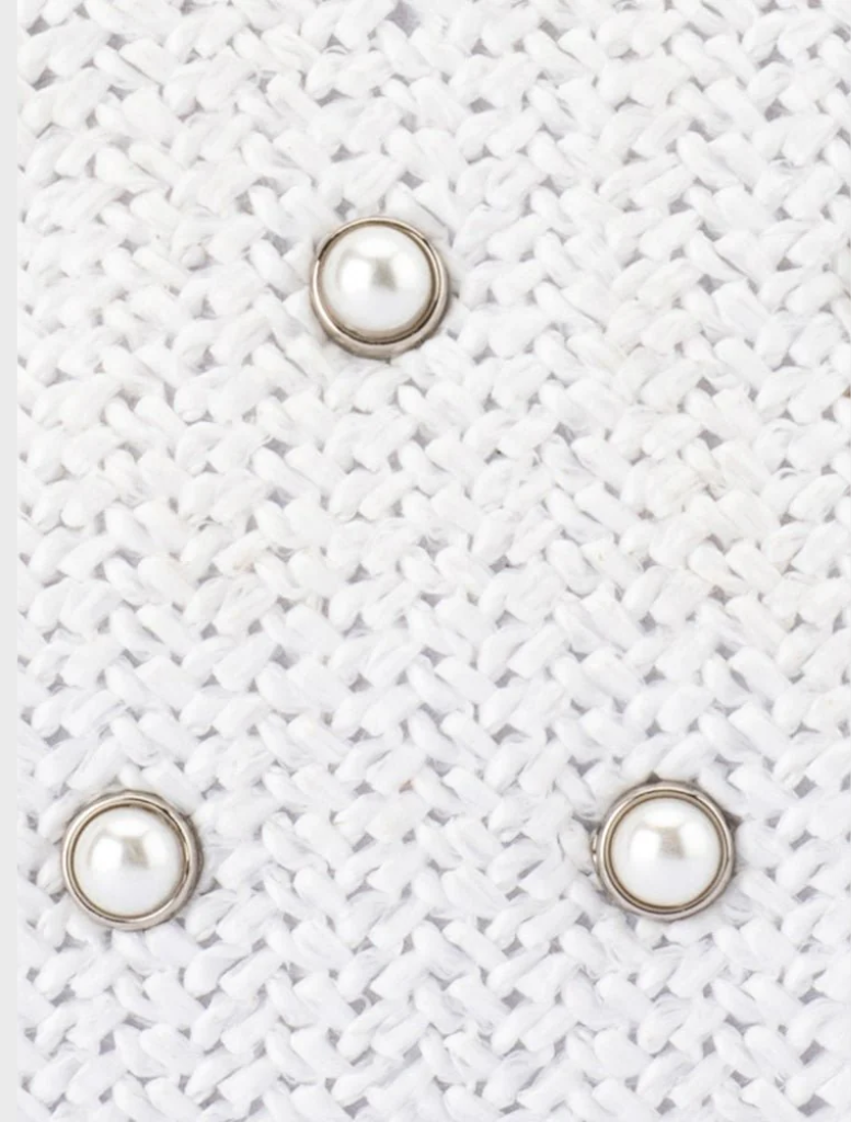  A chic white clutch bag featuring silver studs, perfect for adding elegance to any outfit.