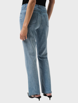 Classic bootcut stretch jeans in light blue denim, designed for comfort and a timeless look.