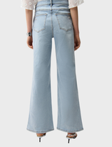 Wide leg jeans in light blue denim, featuring a relaxed silhouette and visible stitching details.