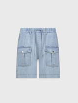 Lightweight cropped jean shorts in light denim, made from 100% lyocell, featuring an elastic waistband and multiple pockets.