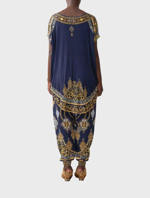 Comfortable loose fit tee with a design of the Imperial Gate, ideal for everyday casual outfits.