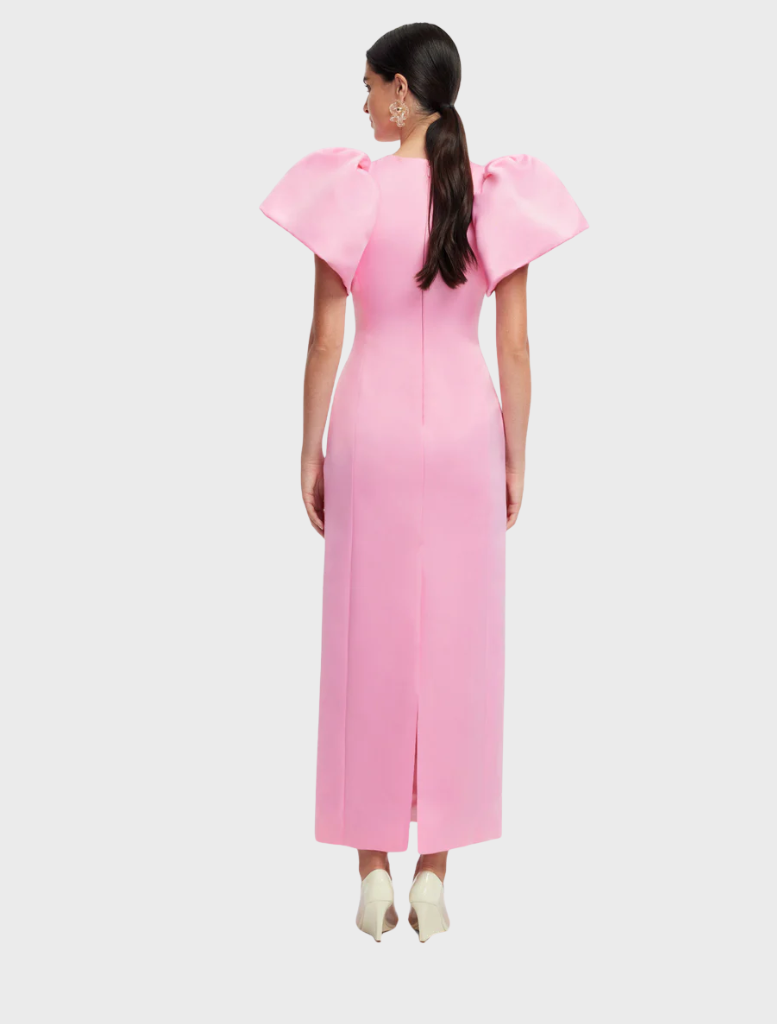 A pink dress decorated with a charming floral print, reflecting a fresh and lively aesthetic.