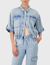 Elegant light denim jacket in 100% lyocell, designed with a shirt collar, ¾ sleeves, and functional patch pockets.
