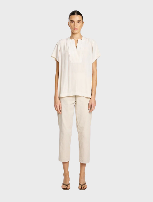  Light meringue-colored double vent top, featuring a stylish design suitable for casual or formal occasions.
