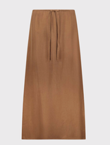 Chic mocca midi skirt in cotton and cupro, showcasing a side slit and drawstring waist for a trendy summer outfit.