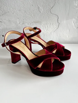 Luxurious bordo velvet, featuring a rich color and smooth texture, perfect for upholstery or fashion.