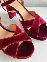 Elegant bordo velvet, emphasizing its rich color and soft feel, suitable for various decorative uses.