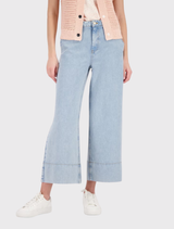 ⅞ wide-leg jeans in light denim, crafted from 100% lyocell, showcasing side pockets and a wide hem, modeled by a tall individual.