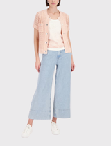 Stylish light denim ⅞ wide-leg jeans, made from 100% lyocell, with side pockets and a wide hem, modeled by a 1.80 m tall person.