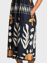 Black and white dress with a striking pattern, combining sophistication and modern style.
