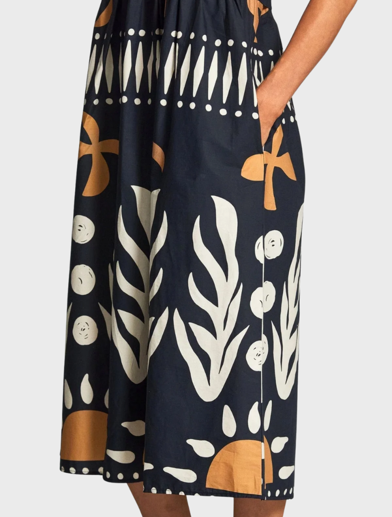 Black and white dress with a striking pattern, combining sophistication and modern style.