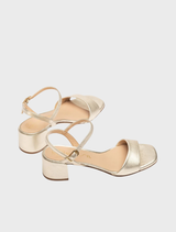  Elegant platino sandal featuring a wide heel, ideal for comfort and style in warm weather.