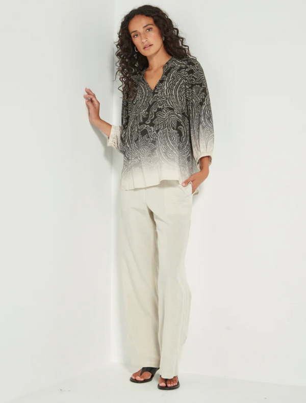 Elegant blouse with a black and white paisley print, showcasing a timeless and stylish pattern.