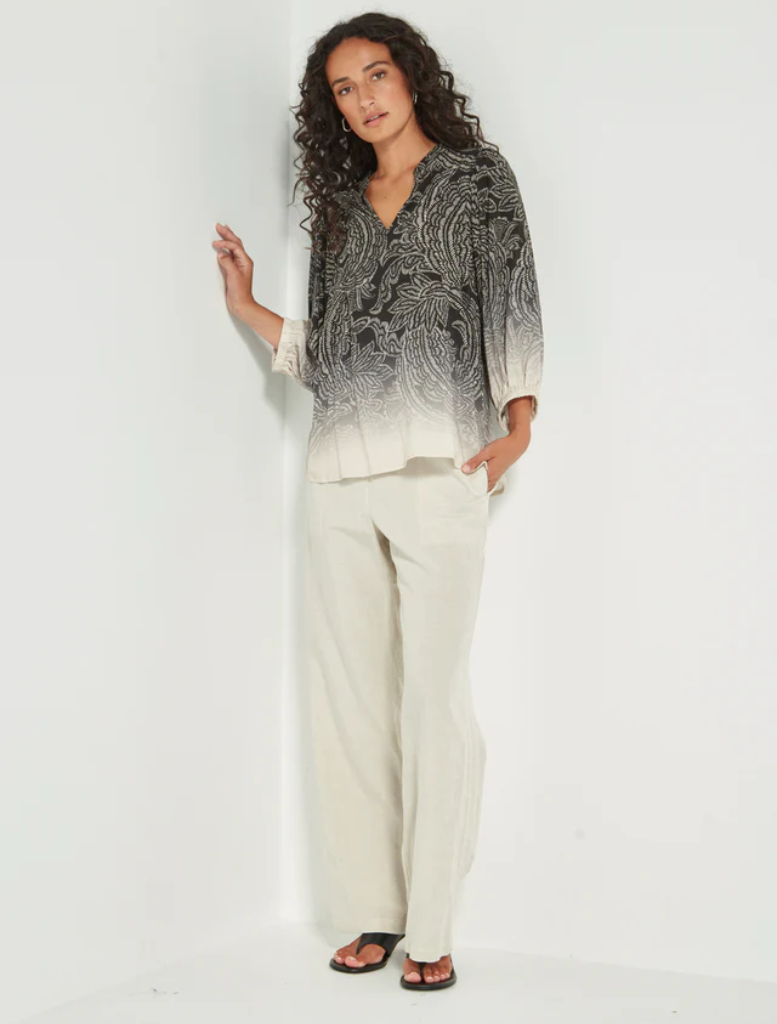 Elegant blouse with a black and white paisley print, showcasing a timeless and stylish pattern.