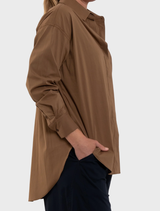 Comfortable relaxed pocket shirt in saddle, perfect for a laid-back look and versatile styling.