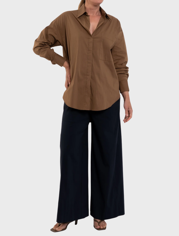 Relaxed pocket shirt in saddle color, featuring a casual design suitable for everyday wear.