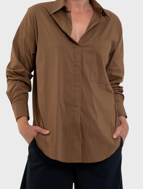 Casual saddle-colored pocket shirt, designed for a relaxed fit and comfortable wear.