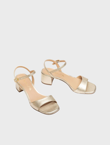 Wide-heeled sandal in a platino finish, featuring a stylish design suitable for various occasions.