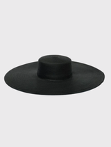 Elegant black boater hat with a structured crown and wide brim, suitable for racewear and formal occasions. Comfortable fit.
