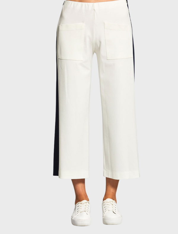 Cropped pants made from soft, stretchy fabric, ideal for comfort and ease of movement.